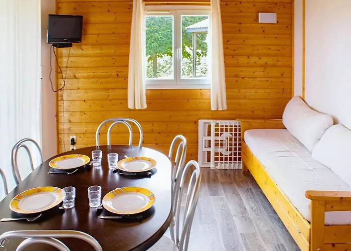 بيت للعطل With Heated Pool In مونكلار دو كيارْسي